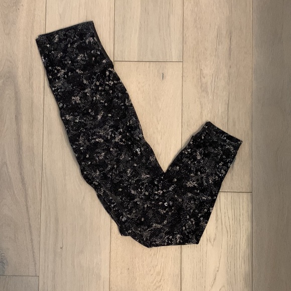 Lululemon Black Patterned Align Leggings - Picture 5 of 5